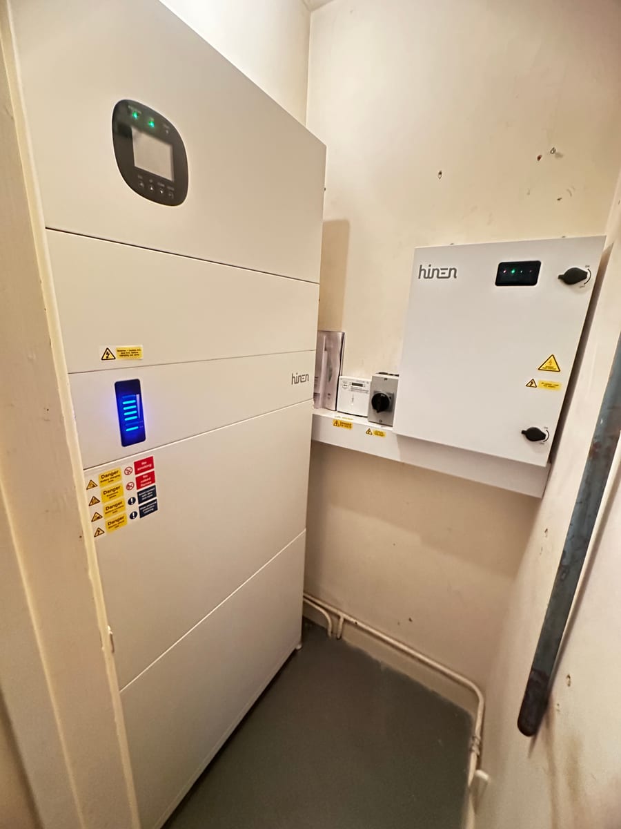 Hinen battery and electrical control equipment