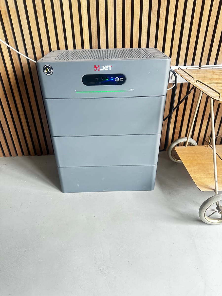 Jet battery storage system